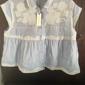 Adorable appliqué too. Great with white or blue jeans.